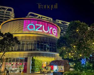 un edificio con un cartel que dice Olimpo en él en Tranquil Staycation at Azure, en Manila