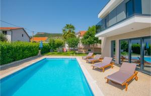 Bazén v ubytování Three-Bedroom Holiday Home In Donji Prolozac nebo v jeho okolí