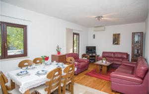 Posezení v ubytování Three-Bedroom Holiday Home In Donji Prolozac