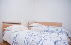 Postel nebo postele na pokoji v ubytování Three-Bedroom Holiday Home In Donji Prolozac