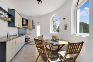 Η κουζίνα ή μικρή κουζίνα στο Arrifana Ocean View Villa