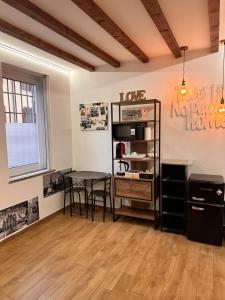 jadalnia ze stołem i półką w obiekcie CA FOSCARI Apartments San Siro w Mediolanie