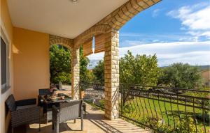 Balkón alebo terasa v ubytovaní 2 Bedroom Nice Apartment In Kornic