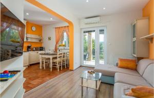 Posedenie v ubytovaní 2 Bedroom Nice Apartment In Kornic