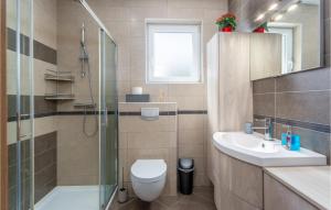 Kúpeľňa v ubytovaní 2 Bedroom Nice Apartment In Kornic