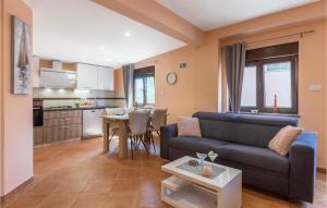 Kuchyň nebo kuchyňský kout v ubytování One-Bedroom Apartment In Pula