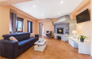 TV a/nebo společenská místnost v ubytování One-Bedroom Apartment In Pula