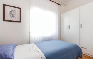 Postel nebo postele na pokoji v ubytování 2 Bedroom Lovely Apartment In Rovinj