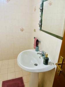 Un baño con un lavabo blanco y un espejo. en VIKTORIA APARTMENT, en Verona 6 fotos más