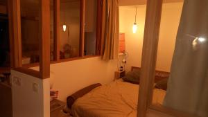 una piccola camera da letto con un letto e una finestra di Bel appartement vue mer a Palavas-les-Flots