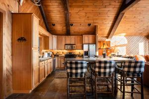 Η κουζίνα ή μικρή κουζίνα στο Black Bear Cabin +71 φωτογραφίες