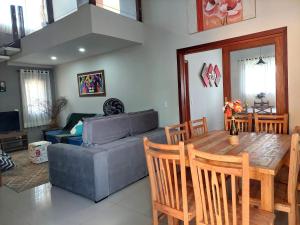 a living room with a table and a couch at Temporada Belas Casas in São Pedro