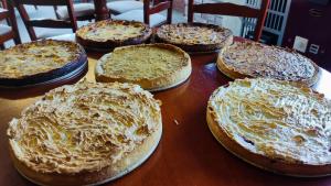 een groep pizza's bovenop een tafel bij Cabañas Santa Maria Pucon in Pucón