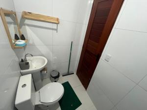 Un baño pequeño con inodoro y lavabo. en Temporada BHS Quarto 5, en Barreirinhas