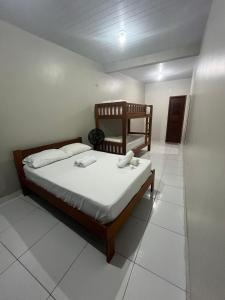 Un dormitorio con una cama con dos teléfonos encima. en Temporada BHS Quarto 5, en Barreirinhas