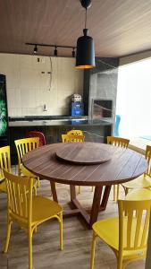 Η κουζίνα ή μικρή κουζίνα στο Casa de praia Abaís