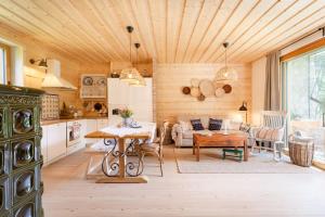 eine Küche und ein Wohnzimmer mit Holzdecke in der Unterkunft ŠTVRTÁ VODA - Jánska chata in Liptovský Ján