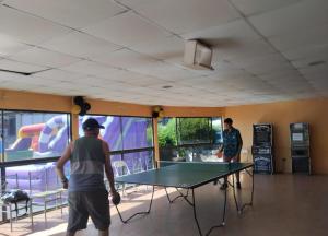 Stolní tenis v ubytování Cabañas Horizonte Azul nebo okolí