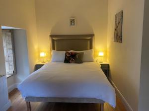 Postel nebo postele na pokoji v ubytování Kylemore house boutique apartments - Diamond Lounge + 1 fotografie