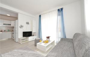Biały salon z kanapą i telewizorem w obiekcie Apartment Vrsi-Mulo 11 w mieście Kod Mula