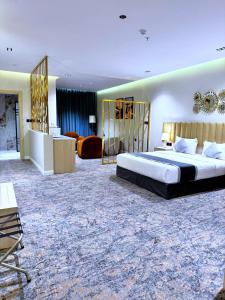 Ένα ή περισσότερα κρεβάτια σε δωμάτιο στο Golden Sayf AlUla