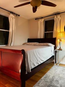 Ένα ή περισσότερα κρεβάτια σε δωμάτιο στο Aloha Homestay Falls Church +11 φωτογραφίες