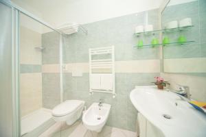 Ένα μπάνιο στο Hotel Lara
