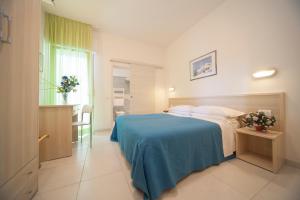 Ένα ή περισσότερα κρεβάτια σε δωμάτιο στο Hotel Lara