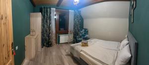 Posteľ alebo postele v izbe v ubytovaní Apartament KOMPAS