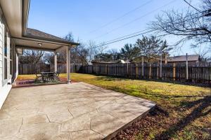 a patio with a picnic table and a fence at LUXE Boho Chic5BR Woodbine Round Rock Kalahari in Round Rock