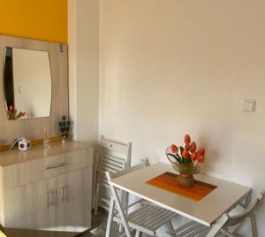 a dining room with a table and a mirror at KLetnikovi in Asprovalta