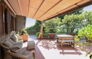 Χώρος καθιστικού στο Lovely Apartment In Rogno With Wifi