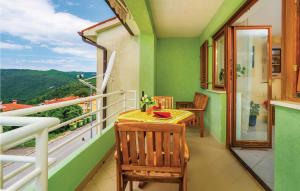 balkon ze stołem i krzesłami w obiekcie Apartment Opatijska Croatia w Rabacu