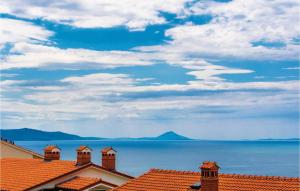 widok na ocean z dachów budynków w obiekcie Apartment Opatijska Croatia w Rabacu