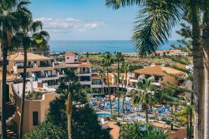 an aerial view of a resort with a pool and palm trees at Mandarina 119 in San Miguel de Abona