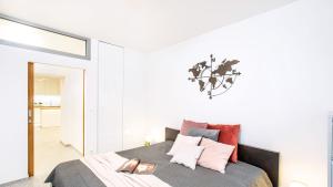 une chambre avec un grand lit avec des oreillers roses dans l'établissement The Royal Goat Near Castle and Presidential Palace, à Bratislava 2 autres photos