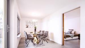 - une salle à manger avec une table, des chaises et un lit dans l'établissement The Royal Goat Near Castle and Presidential Palace, à Bratislava