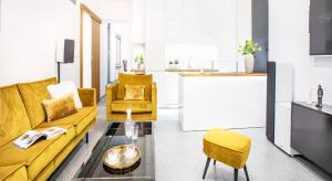 d'un salon avec un canapé et des fauteuils jaunes. dans l'établissement The Royal Goat Near Castle and Presidential Palace, à Bratislava