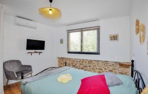 una camera con letto e cuscino rosso di Tournissan L'Auberge du Chateau avec ça piscine a Tournissan Altre 56 foto