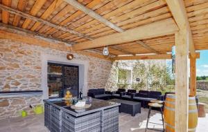 un soggiorno all'aperto con un muro di pietra di Tournissan L'Auberge du Chateau avec ça piscine a Tournissan