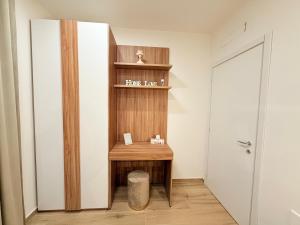 Una habitación con una mesa de madera y un estante. en Bala Dream House, en Verano Brianza 47 fotos más