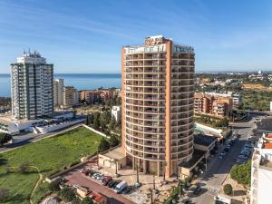 Una vista aérea de un edificio alto en una ciudad. en Clube Praia Mar Flats, en Portimão