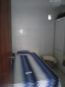 a bedroom with a blue bed in a room at casa OLINDA in Salvador