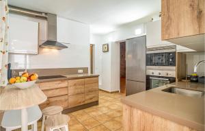 Η κουζίνα ή μικρή κουζίνα στο Awesome Home In Torrox With Wifi