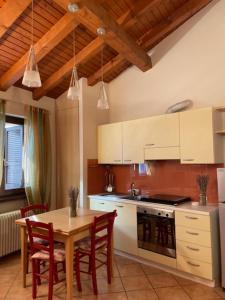 Köök või kööginurk majutusasutuses Albergo Commercio - Ristorante Mas-cì