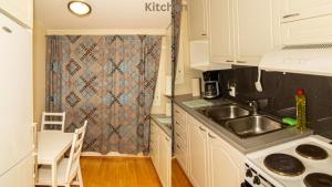 Kuchyň nebo kuchyňský kout v ubytování City Center Haven Across Turku Railway Station