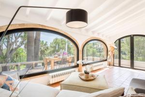 an open living room with a view of a patio at Villa Tosalet Pomelo in Jávea
