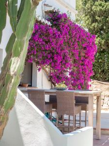 a table with purple flowers on the side of a building at Villa Tosalet Pomelo in Jávea