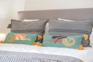 a bed with two pillows and two at Villa Tosalet Pomelo in Jávea