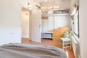 a bedroom with a bed and a closet at Villa Tosalet Pomelo in Jávea